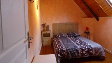 3 slaapkamers, een strijkplank/strijkijzer, gratis wifi, beddengoed