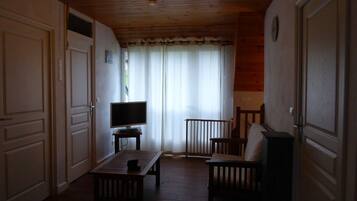 Smart-tv, eldstad, dvd-spelare och en stereo
