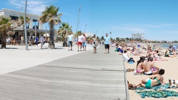 A crowded beach with people sunbathing and walking along a wooden boardwalk. - Stylish, Central, 3-Bedroom, 2-Bath Apartment in St Kilda with pool & trampoline (St Kilda)
