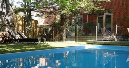 Enorme, elegante, céntrico, 3 dormitorios, 2 baños con piscina y trampolín.