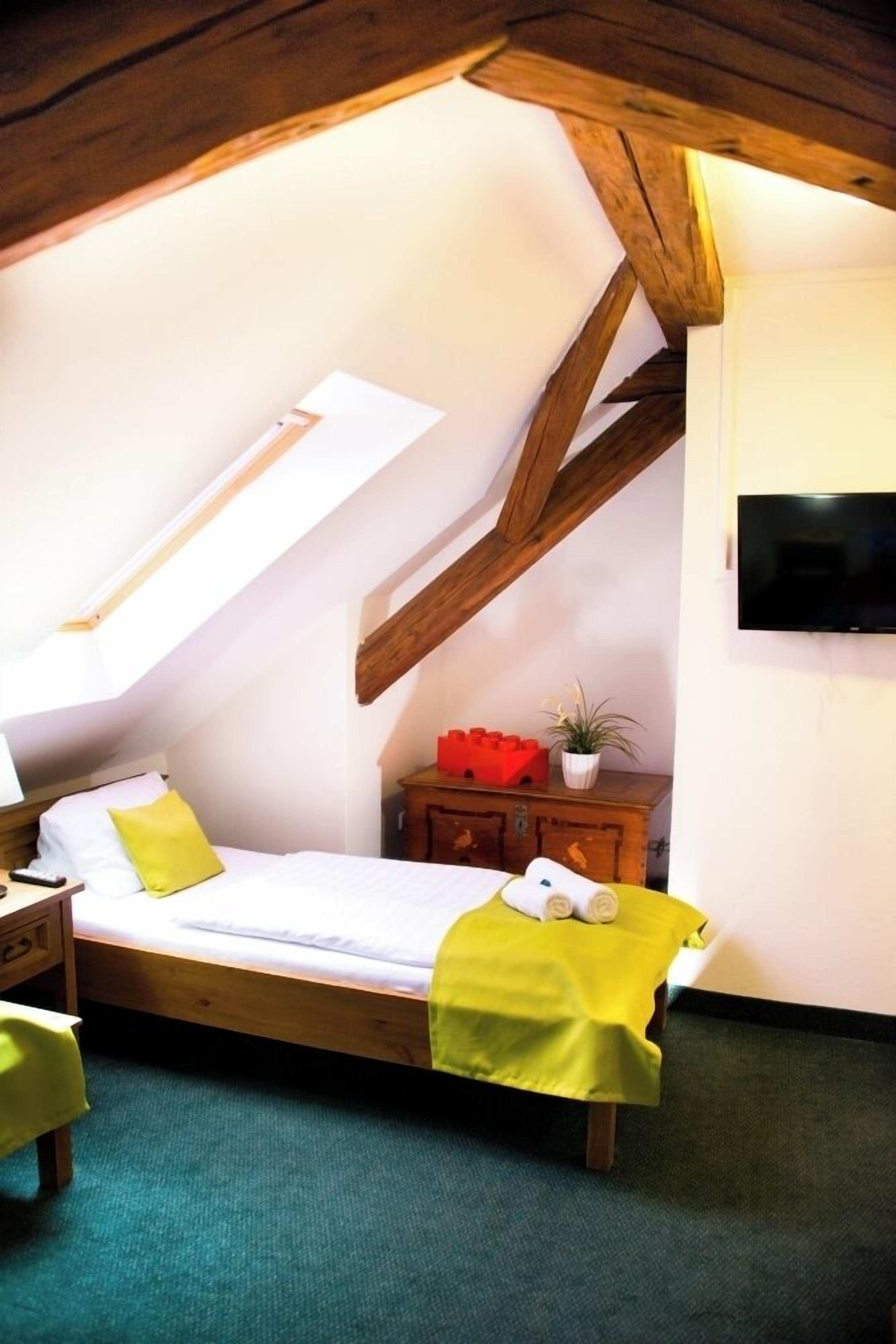 standard twin room | desk, blackout curtains, free wifi, bed sheets