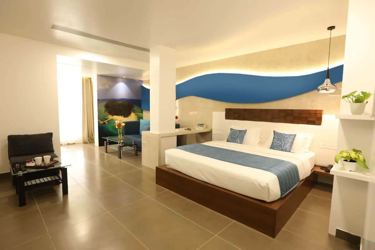 Luxury Room, 1 King Bed | Living room | Flat-screen TV