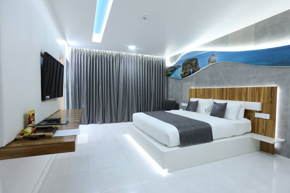 Deluxe Room, 1 Bedroom | Living room | Flat-screen TV
