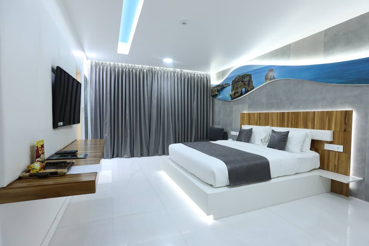 Deluxe Room, 1 Bedroom | Living room | Flat-screen TV
