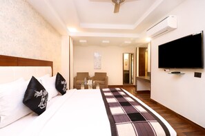 Deluxe Room, 1 Double Bed | Premium bedding, in-room safe, iron/ironing board, free rollaway beds