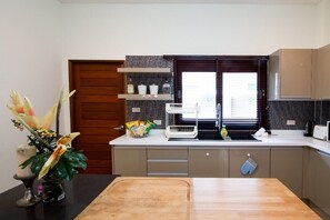 Fridge, microwave, oven, stovetop - Villa with spacious garden,  modern kitchen, fine interior, barbecue grill (Krabi)