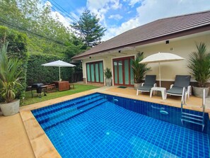 Outdoor pool, pool loungers - Villa with spacious garden,  modern kitchen, fine interior, barbecue grill (Krabi)