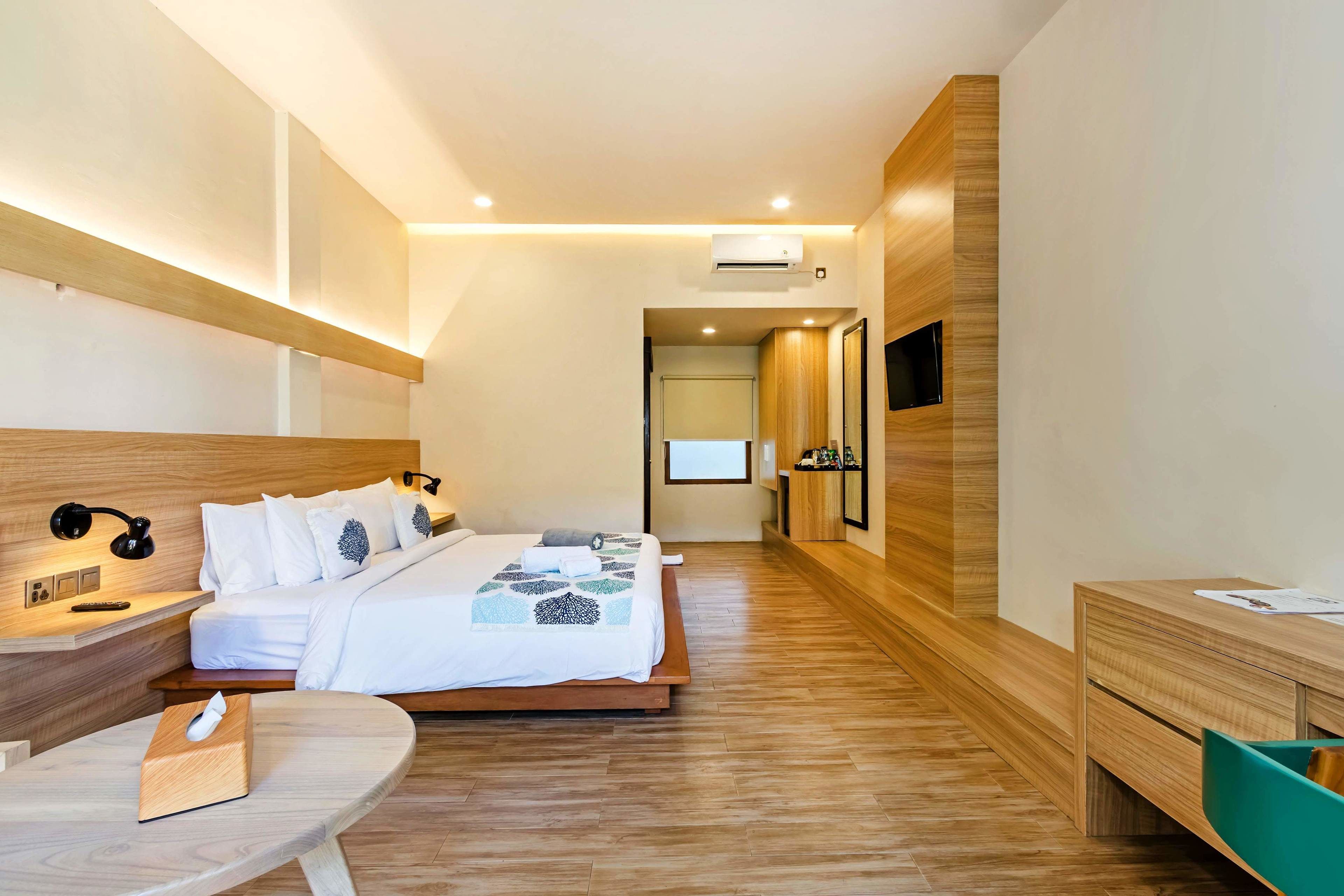 deluxe double room, garden view | 1 bedroom, free minibar, in-room safe, individually decorated