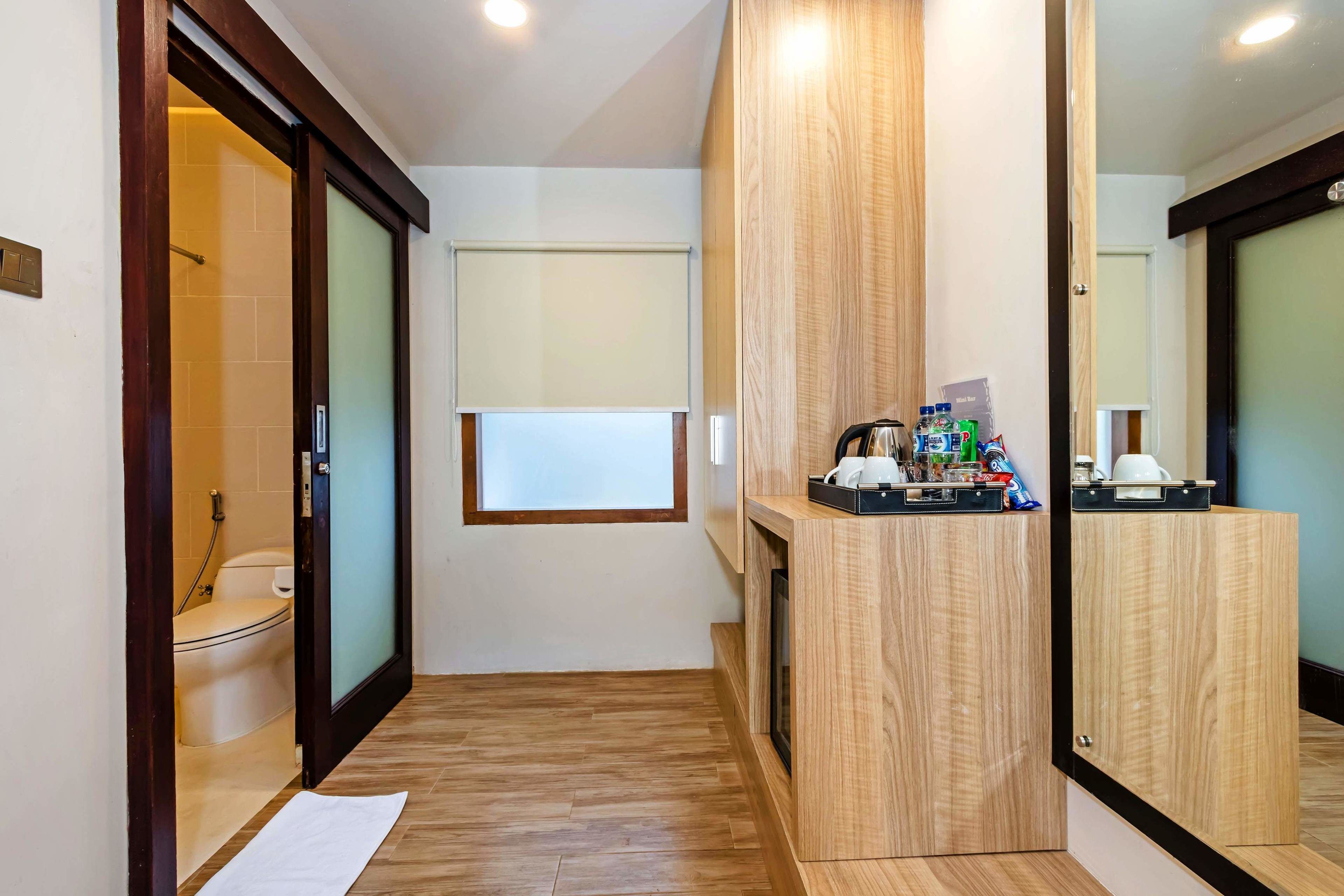 deluxe double room, garden view | bathroom | shower, hair dryer, slippers, towels