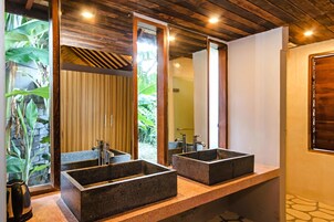 Bungalow | Bathroom | Shower, hair dryer, slippers, towels