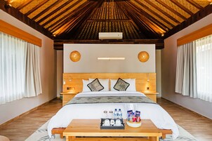 Bungalow | Free minibar, in-room safe, individually decorated