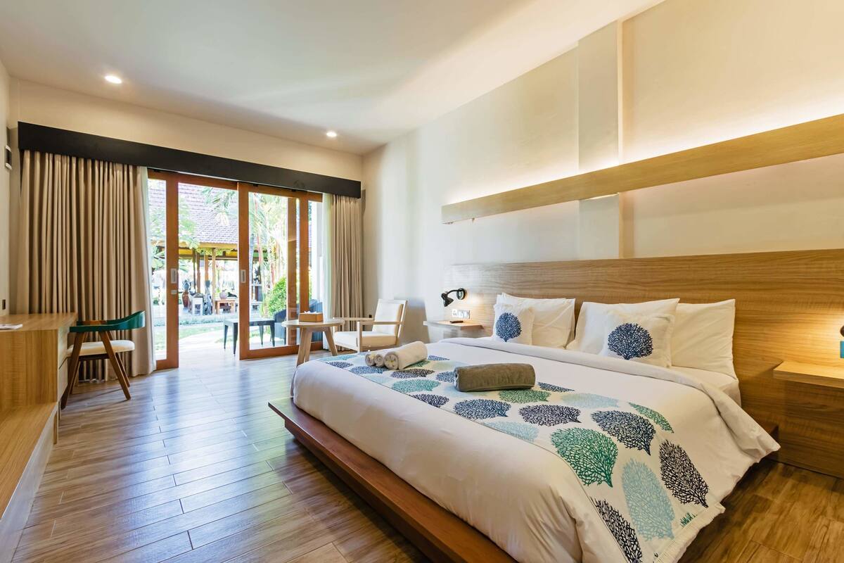 Minibar con artículos gratuitos y caja de seguridad en la habitación 