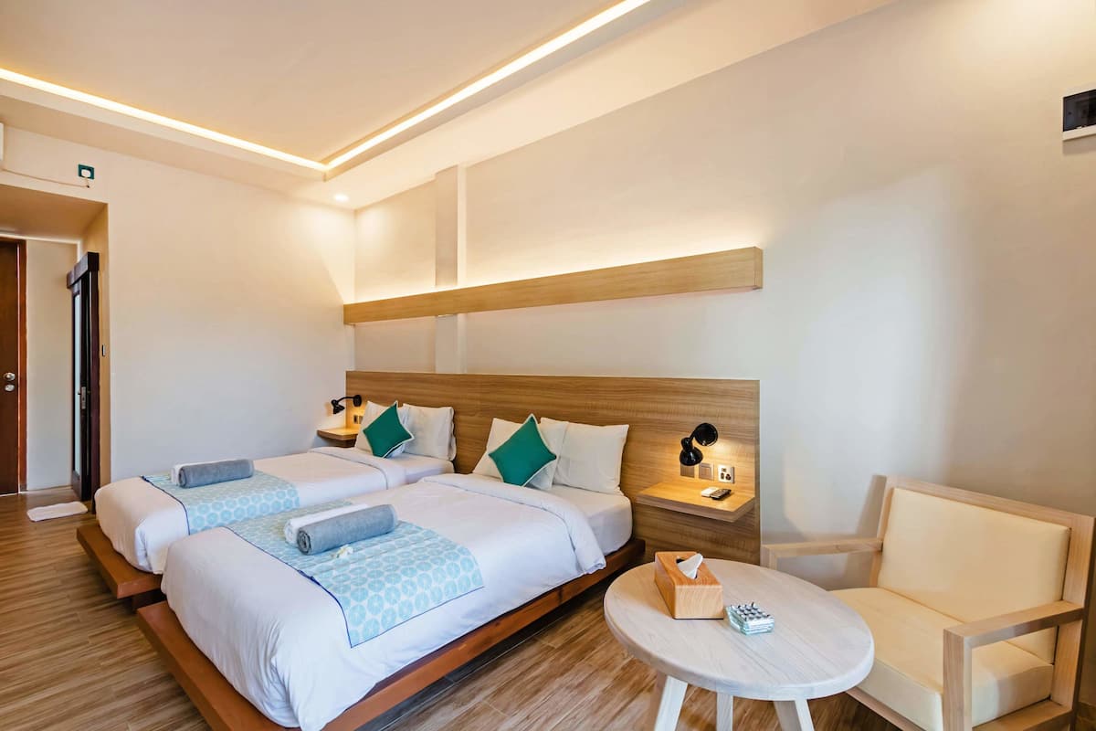 Minibar con artículos gratuitos y caja de seguridad en la habitación 