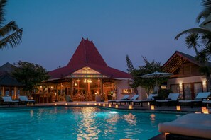 Piscina externa, funciona das 6h às 23h, guarda-sóis, espreguiçadeiras