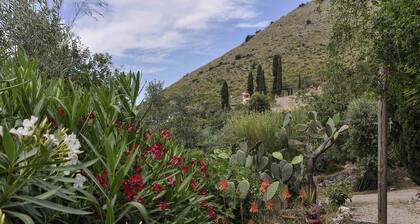 Villa Nèfisi, kolme makuuhuonetta, suuret tilat ja puutarha