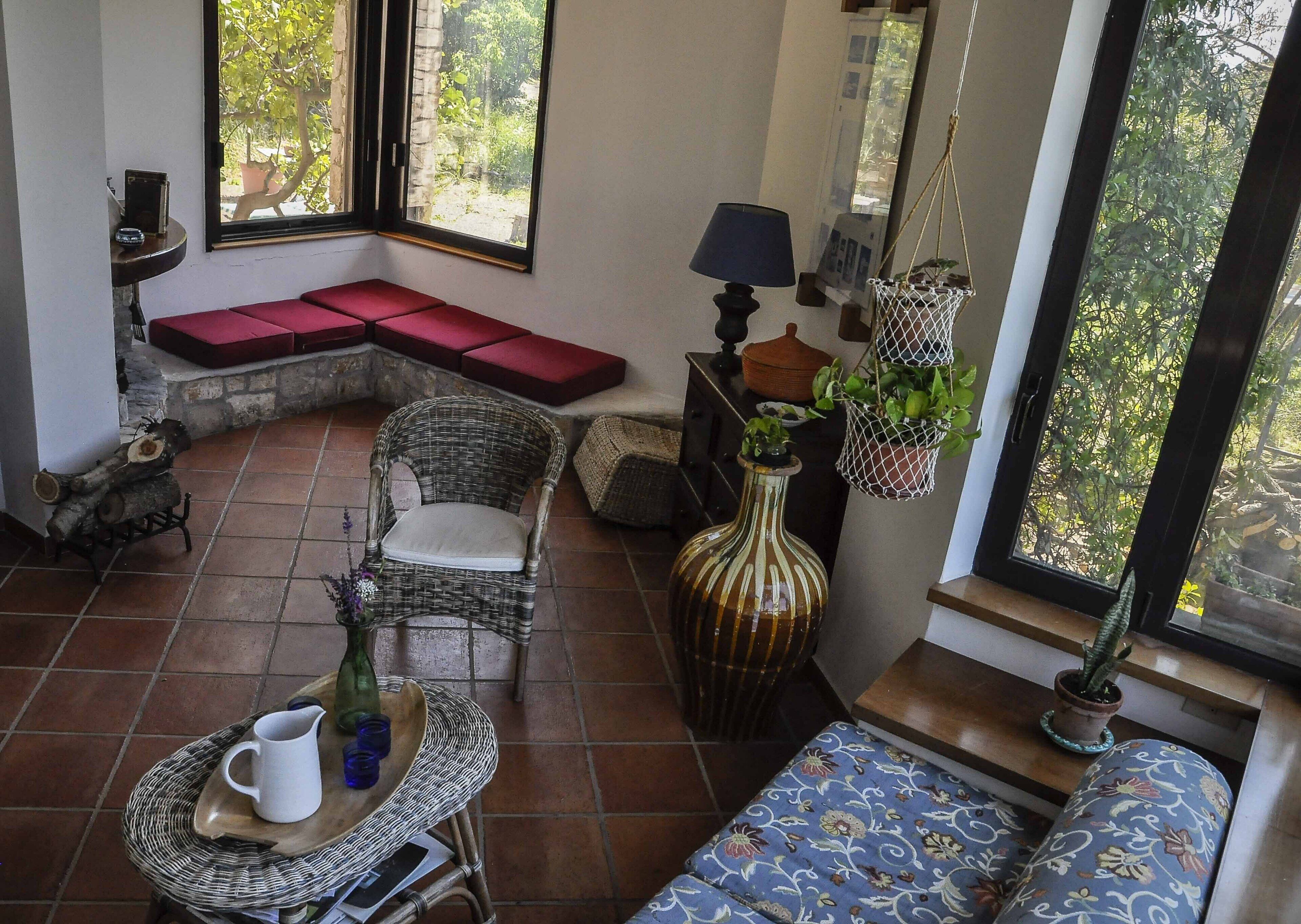 Smart TV, caminetto, libri, monitor per computer