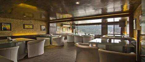 Serveert ontbijt, lunch, diner, lokale en internationale gerechten