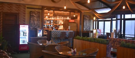 Frühstück, Mittagessen, Abendessen, lokale und internationale Küche