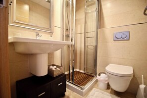 Tina, secadora de cabello, bidet, toallas 
