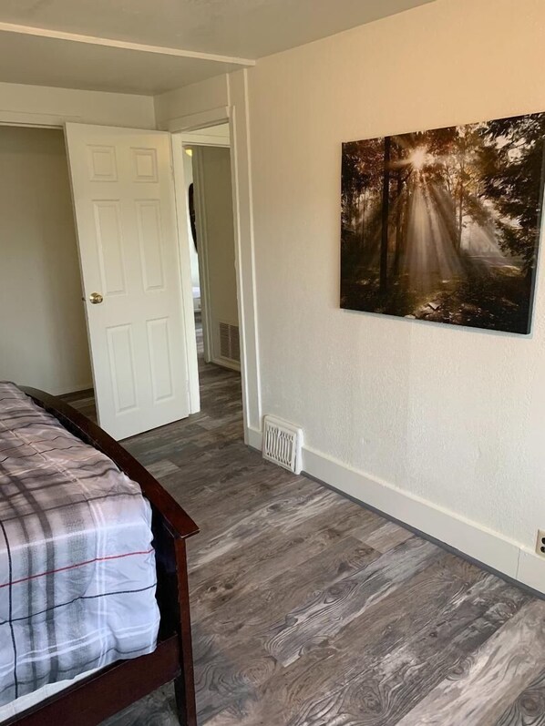 3 bedrooms, desk, iron/ironing board, free WiFi