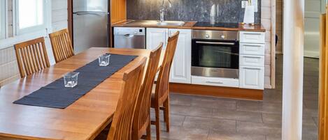 Kylskåp, mikrovågsugn, diskmaskin och grytor/köksredskap