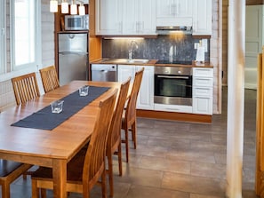 Fridge, microwave, dishwasher, cookware/dishes/utensils