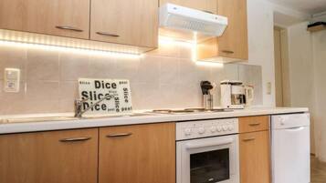 Kühlschrank, Mikrowelle, Ofen, Geschirrspüler