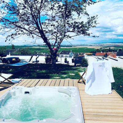 Panoramic hotel-hostel. Your Oenological stay in a wine village.