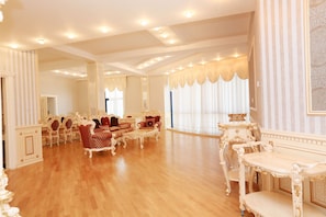 Minibar, cortinas blackout y sistema de insonorización