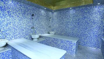 Een sauna, een stoombad, diepe bindweefselmassages, sportmassages