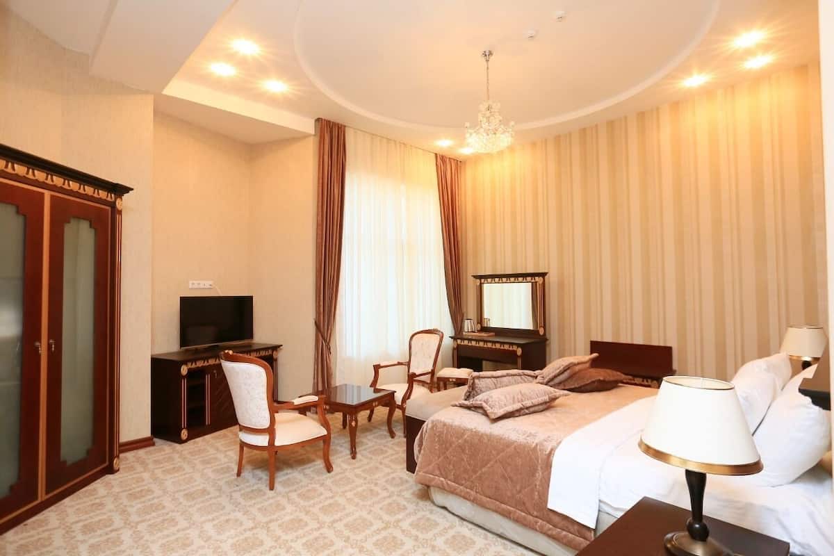 Superior Double Room, 1 King Bed | Minibar, blackout drapes, soundproofing, iron/ironing board