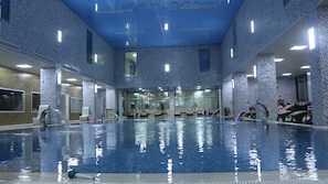 Una piscina techada, 3 piscinas al aire libre, sombrillas