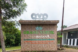 Señal de Grand Yustik Selabintana, que indica que es un complejo turístico, centro de convenciones y centro de capacitación.