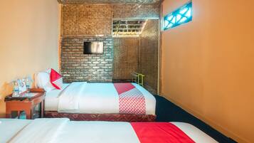 Kamar Twin Standar, 2 Tempat Tidur Twin | Meja kerja, Wi-Fi gratis, dan seprai linen