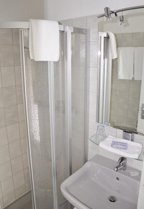 Dusche, Haartrockner, Handtücher, Seife