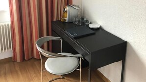 Comfort Double Room, Lake View | Desk, blackout curtains, soundproofing, iron/ironing board (on request) - Hotel Restaurant Les Rives du Doubs (Le Locle)