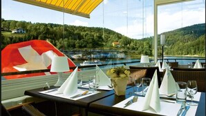 Outdoor dining - Hotel Restaurant Les Rives du Doubs (Le Locle)