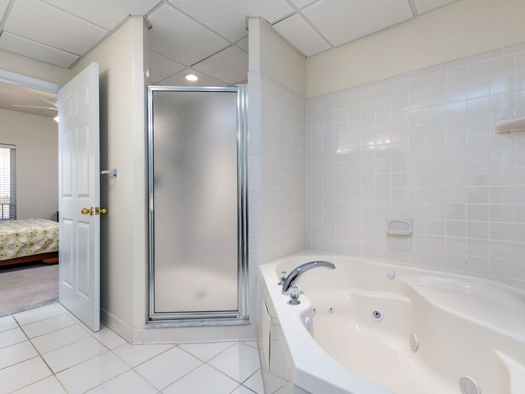 Een badkamer met een douchecabine, een bad en een toilet.