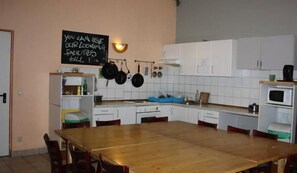 Fridge, stovetop, cookware/dishes/utensils - Lindsays Schlafmeile - Hostel (Berlin)