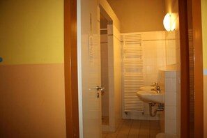 Shower - Lindsays Schlafmeile - Hostel (Berlin)