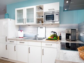 Kühlschrank, Mikrowelle, Ofen, Geschirrspüler