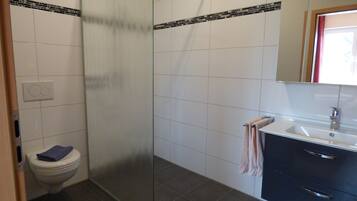 Apartment, 1 Schlafzimmer, barrierefrei | Badezimmer | Dusche, Haartrockner, Handtücher, Seife