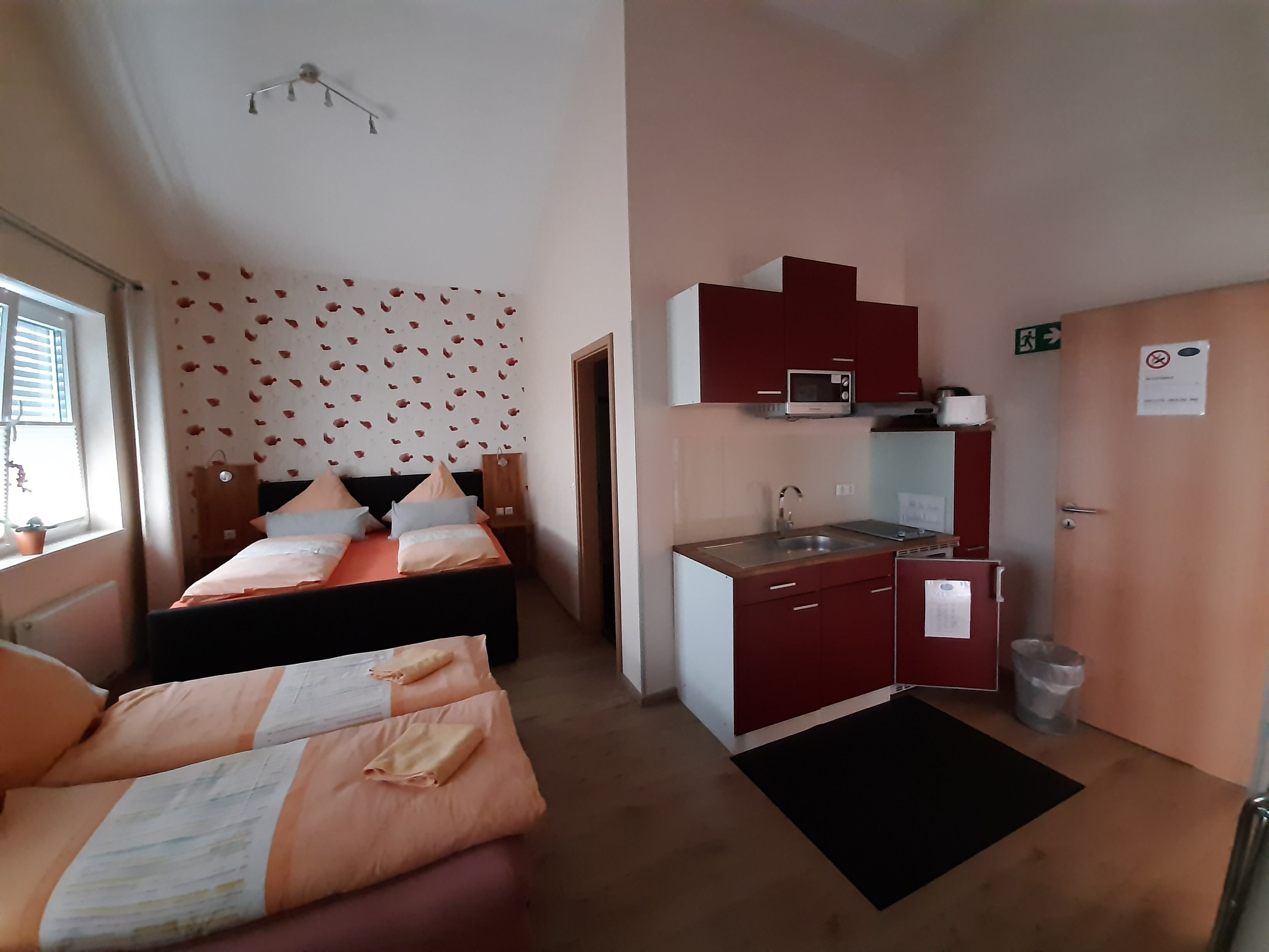 Luxury-Vierbettzimmer | Schreibtisch, laptopgeeigneter Arbeitsplatz, Verdunkelungsvorhänge