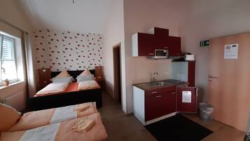 Luxury-Vierbettzimmer | Schreibtisch, laptopgeeigneter Arbeitsplatz, Verdunkelungsvorhänge