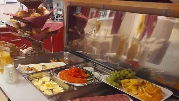A buffet with various food items including meats, cheeses, fruits, and vegetables. - Hotel Landhaus Effeld (Wassenberg)