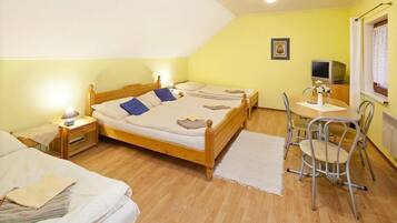 Un dormitorio con una cama grande, mesitas de noche, un escritorio y una silla.