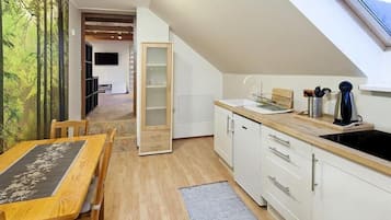 Apartamento família, 1 quarto | Cozinha privada | Geladeira, fogão, cooktop, talheres/pratos/utensílios de cozinha