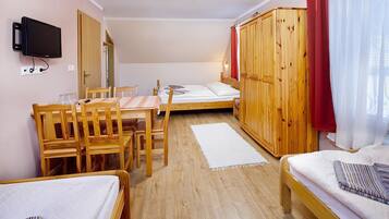 Comfort Quadruple Room | Living area