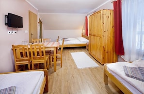 Habitación cuádruple Confort | Área de sala de estar