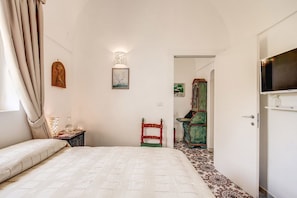 Double Room (Bouganville) | Laptop workspace, rollaway beds, bed sheets, wheelchair access - Villa I Magi (Anacapri)